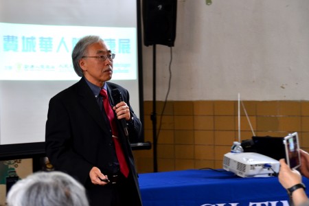 天普大学医院放射肿瘤系主任Curtis Miyamoto医学博士在做讲演。(良克霖/大纪元)