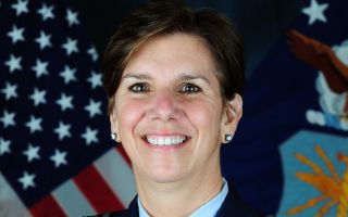 美国历史上首位女性作战指挥官正式就职