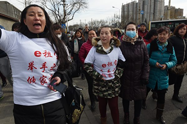 在二月份，北京当局逮捕了21名e租宝的高管。e租宝曾经是中国最大的P2P借贷平台，在不到两年时间里，向90万投资者集资76亿美元。(GREG BAKER/AFP/Getty Images)