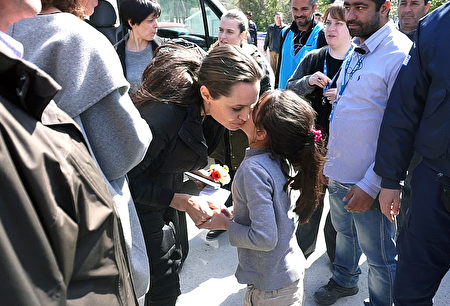 十多年来，朱莉一直以亲善大使和特使的身份，与联合国难民事务高级专员一同从事人道主义工作。(STR/AFP/Getty Images)