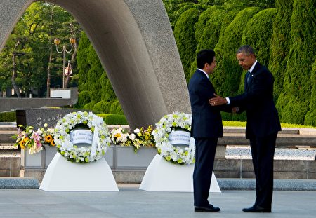 2016年5月27日奥巴马在广岛献花后和日本首相安倍晋三握手。      ( JIM WATSON/AFP/Getty Images)