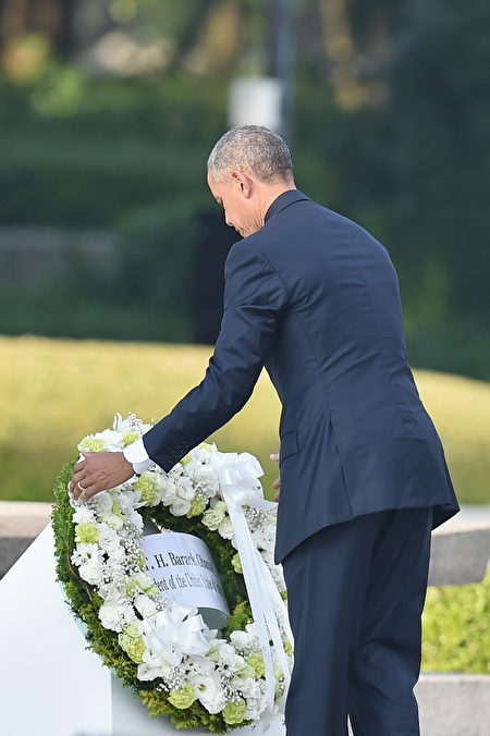 HIROSHIMA, JAPAN - MAY 27: (EDITORS NOTE: Retransmission with alternate crop.) U.S. President Barack Obama visits the Hiroshima Peace Memorial Park on May 27, 2016 in Hiroshima, Japan. It is the first time U.S. President makes an official visit to Hiroshima, the site where the atomic bomb was dropped in the end of World War II on August 6, 1945.  (Photo by Atsushi Tomura/Getty Images)