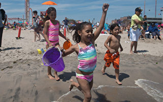 紐約遭遇高溫 康尼島海灘擁滿消暑市民