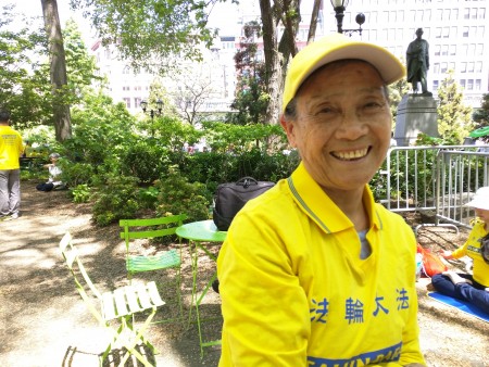 78歲高齡的高寶玉仍不辭勞苦四處參與大法活動,她代表家人感謝李洪志師父,祝師父節日快樂。(徐綉惠/大紀元)