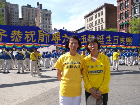 曾親身見證李洪志師父神蹟的董氏姐妹恭祝李洪志大師華誕快樂。(徐綉惠/大紀元)