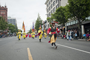 图:5月23日,维多利亚日庆典大游行的游行队伍正在表演。(大宇/大纪元)