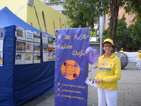 格麗絲(Grace Mann)表示自己按照「真、善、忍」標準要求自己,與母親的關係發生了難以置信的轉變。(大紀元)