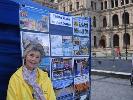 瑪卓麗(Margery Dunn)希望人們能更多地了解法輪大法,並能修煉法輪大法,從中受益。(大紀元)