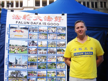 烏拉德(Vlad Stevanovic)表示自己在人生困惑和徘徊之際,接觸到法輪大法,從中明白了許多人生道理。(大紀元)