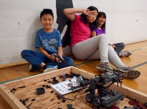 图:学生们在暑期班制作并测试机械人。(温哥华学校局提供)