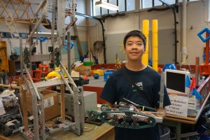 图:学生们在暑期班制作并测试机械人。(温哥华学校局提供)