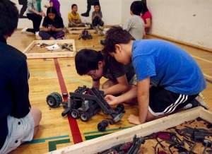图:学生们在暑期班制作并测试机械人。(温哥华学校局提供)