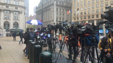 大批记者在法庭外，等待宣判结果。（柯婷婷/大纪元）