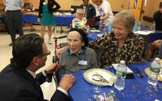 紐約七位百歲人瑞慶生日 分享長壽秘訣