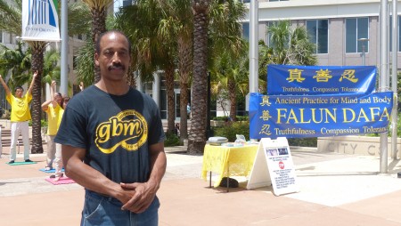 独立视频制作人查尔斯.莫尔斯(Charles Morse)先生说:“我感到这里能量场非常强,所以我就来这里了。”(大纪元)