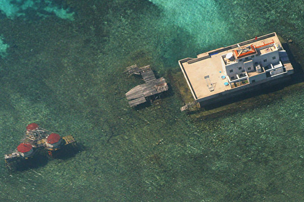 美国《外交政策》杂志于5月26日发文指称，有明确的证据显示，中共在南海填海造岛破坏生态环境，但该政权一概否认。图为中共在南沙群岛美济礁上设立的人工码头和建筑物。（STR/AFP/Getty Images）