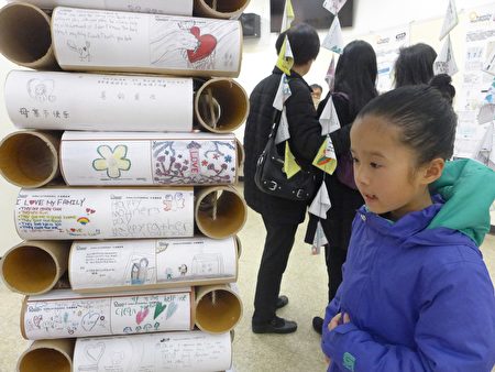 孩子们也跟着家长来看展览。