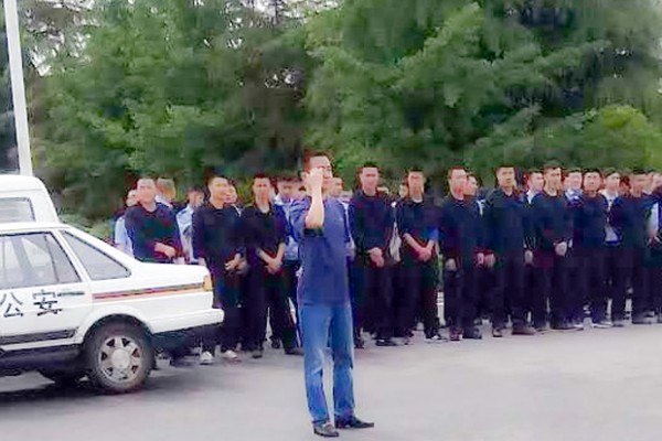 5月23日，中共警方阻止四川大地震遇难者家属到绵竹市政府抗议。（遇难者家属提供）