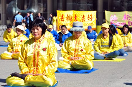 法轮功学员在多伦多市府广场集体炼功。（ 周行/大纪元）