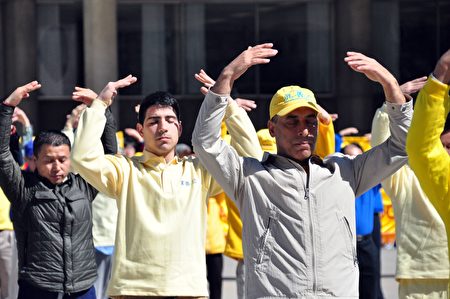 法轮功学员在多伦多市府广场集体炼功。（ 周行/大纪元）