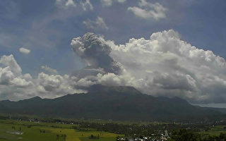 菲国火山喷发  灰云冲2公里高