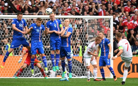 匈牙利的Balazs Dzsudzsak (右) 顶球(BORIS HORVAT/AFP)