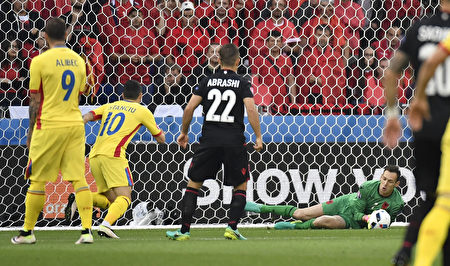 阿尔巴尼亚门将贝里沙(Etrit Berisha,右)救。(jeff pachoud/AFP)