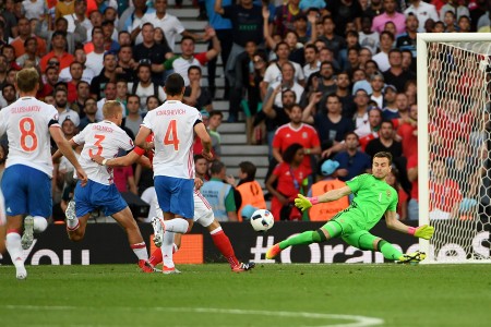 俄羅斯守門員阿金費耶夫(Igor Akinfeev,綠色球衣)試圖擋下威爾斯球員的射門。( PASCAL GUYOT / AFP)