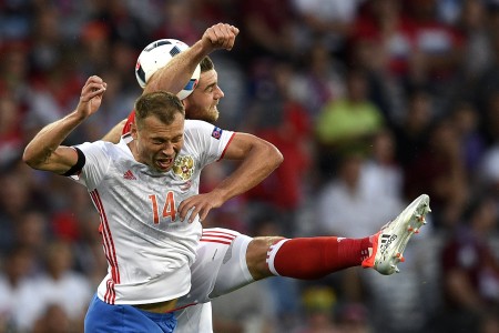 沃克斯(Sam Vokes ,上)肘擊別列祖茨基( Vasily Berezutskiy,下)犯規。(MARTIN BUREAU/AFP)