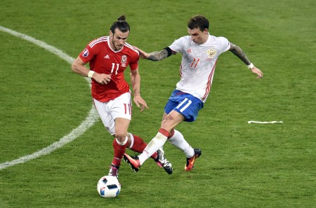 俄羅斯的馬馬耶夫(Pavel Mamaev,右)在比賽中因撞人犯規。 (Pascal PAVANI/AFP)