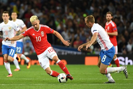 拉姆塞(Aaron Ramsey,10號球衣者) 帶球進政。(PASCAL GUYOT/AFP)