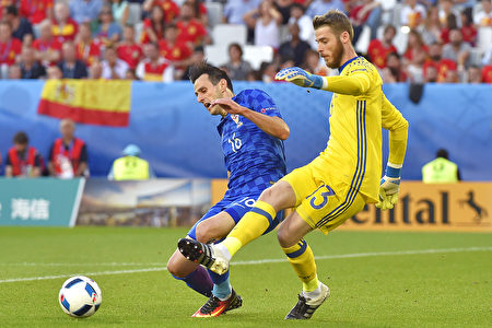 西班牙門將David De Gea (右)試圖擋下克羅地亞卡利尼奇(左)的射門。(LOIC VENANCE/AFP)