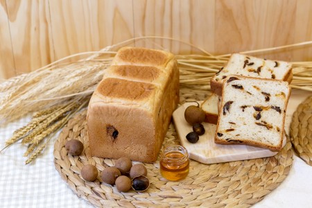 土窯古法烘焙的福圓肉，增添酸甜香氣養樂多，純正龍眼蜜甜而不膩，Q、嫩、香、甜、滑順好入口。（阿胖烘焙屋提供）