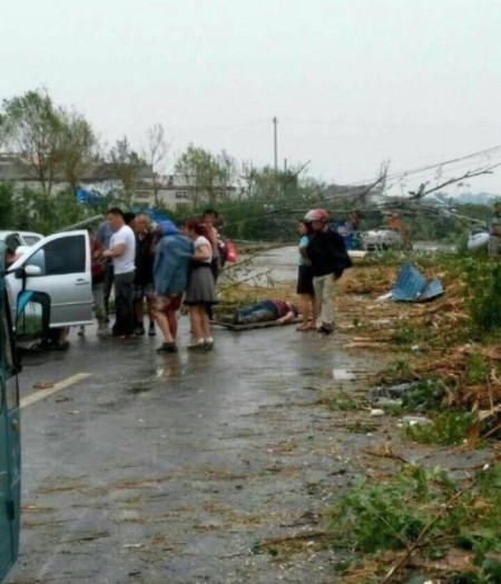 6月23日下午,江苏盐城市阜宁县多地遭遇特大龙卷风、强雨冰雹袭击。(网络图片)