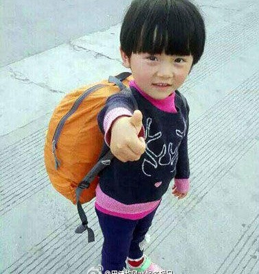 4岁的江西上饶女孩雯雯（化名）从1岁起，便跟着父母徒步旅行，去的多是山区和边境地区，平均每天步行15公里以上，已走遍半个中国。爸爸潘土丰说，目的就是培养孩子独立自强。（网络图片）