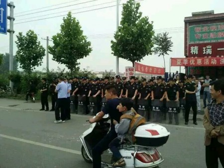 河南禹州市梁北鎮軍張村數百村民因煤礦開採變塌陷區進行維權遭鎮壓。(網絡圖片)