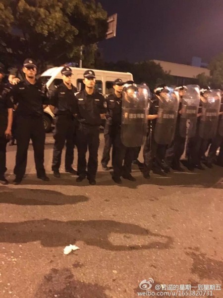 江苏快捷半导体(苏州)有限公司上千名工人连续罢工三天,抗议公司被收购无赔偿。(网络图片)