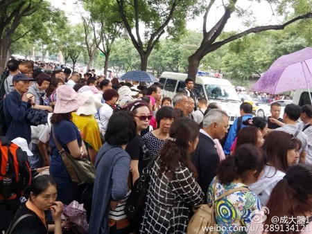 6月13日,大陆29省上万名泛亚债权人集结北京国家信访局,追讨投资款。(网络图片)