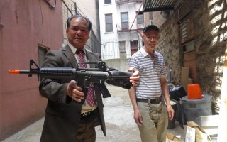 纽约华埠居民后院发现仿真机关枪