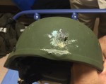 IS 声明为佛州枪击案负责。图为一名警察的钢盔在与该案嫌犯的枪战中被打穿。（大纪元）