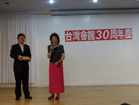 政论家陈破空向台湾会馆赠送自己的著作。(林丹/大纪元)