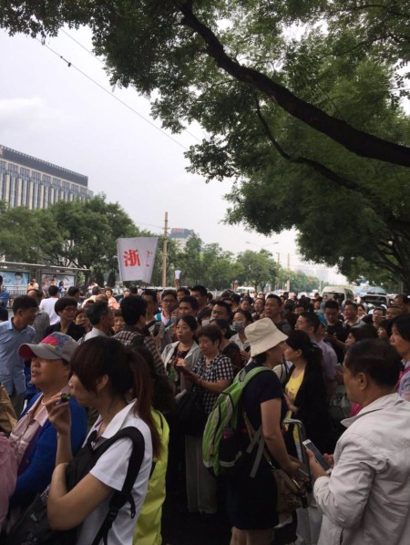 6月13日,大陆29省上万名泛亚债权人集结北京国家信访局,追讨投资款。(网络图片)