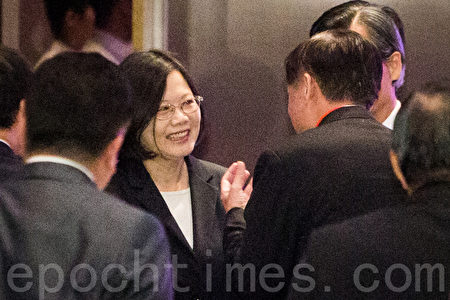 总统蔡英文(后左2)8日晚间出席“2016大陆台商端午节座谈联谊活动晚宴”,并与台商寒暄。(陈柏州/大纪元)