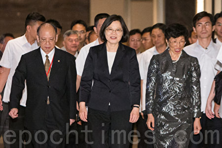 海基会代理董事长陈德新(前左起)、总统蔡英文、陆委会主委张小月8日晚间出席“2016大陆台商端午节座谈联谊活动晚宴”。(陈柏州/大纪元)