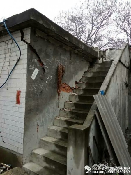 河南禹州市梁北鎮軍張村數百村民因煤礦開採變塌陷區進行維權遭鎮壓。圖為村民的危房。(網絡圖片)