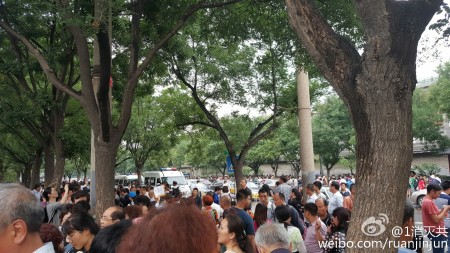 6月13日,大陆29省上万名泛亚债权人集结北京国家信访局,追讨投资款。(网络图片)