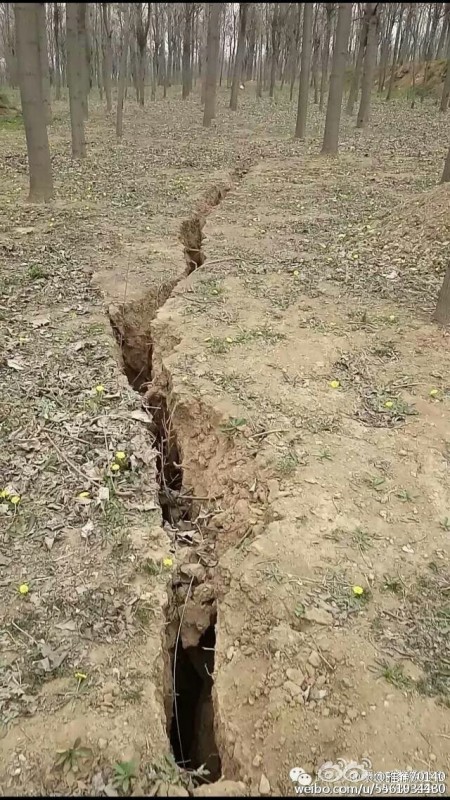 河南禹州市梁北鎮軍張村數百村民因煤礦開採變塌陷區進行維權遭鎮壓。圖為開裂的地面。(網絡圖片)