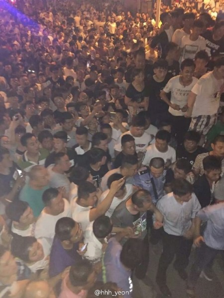 6月8日晚，山東濟寧市兗州區發生搶孩子事件，當地警方事發時出警慢引眾怒掀警車，事件造成1死2傷。（網絡圖片）