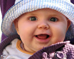 夏季中午時分帶嬰兒外出，應給他們戴上寬沿大帽，穿上長衣長褲。(pixabay)
