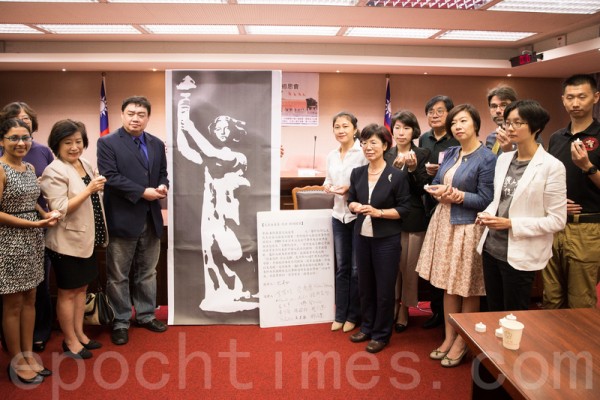 六四事件27周年前夕，6月3日台湾跨党派立法委员首次于立法院举办追思纪念活动，呼吁“结束恐怖停止灾难”。（陈柏州／大纪元）